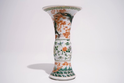 Un vase aux dragons en porcelaine de Chine famille verte et deux bols polychromes, 19&egrave;me