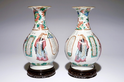 Une paire de vases en porcelaine de Chine famille rose &agrave; d&eacute;cor Wu Shuang Pu, 19&egrave;me