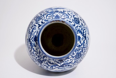 Een grote Chinese blauw-witte balustervormige vaas met figuratief decor, Ming, Wanli