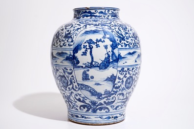 Een grote Chinese blauw-witte balustervormige vaas met figuratief decor, Ming, Wanli