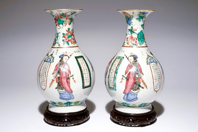 Une paire de vases en porcelaine de Chine famille rose &agrave; d&eacute;cor Wu Shuang Pu, 19&egrave;me