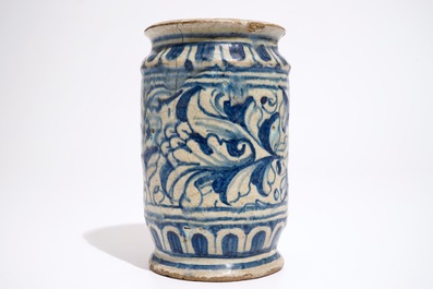 Een blauw-witte albarello in Antwerpse majolica, ca. 1580