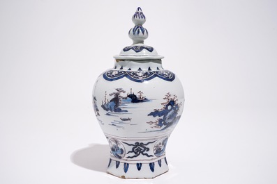 Een Delftse octagonale dekselvaas met chinoiseriedecor in blauw en mangaan, eind 17e eeuw