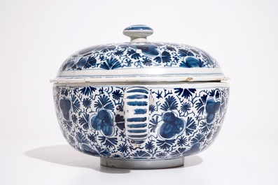 A large Dutch Delft blue and white spiced wine bowl and cover, 18th C.