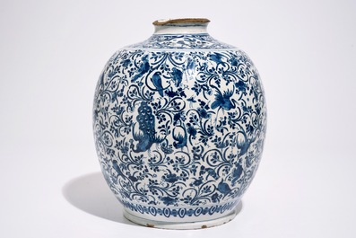 Un vase en fa&iuml;ence de Delft aux paons parmi rinceaux de fleurs, 17&egrave;me