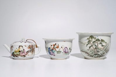 A varied lot of Chinese qianjiang cai porcelain, 19/20th C.