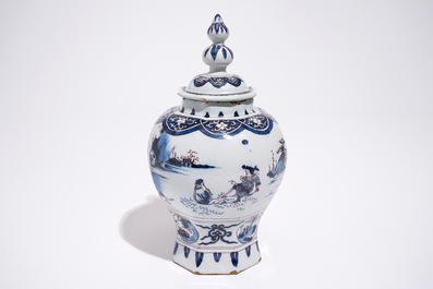 Een Delftse octagonale dekselvaas met chinoiseriedecor in blauw en mangaan, eind 17e eeuw