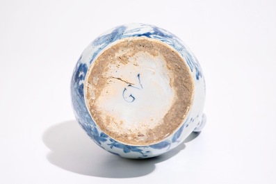 Een zeldzame Delftse blauw-witte fopkan met chinoiseriedecor, eind 17e eeuw