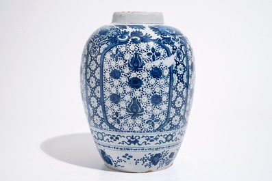 Un pot en fa&iuml;ence de Delft bleu et blanc &agrave; d&eacute;cor chinoiserie, 17&egrave;me