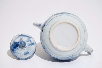 Een Chinese blauw-witte theepot met een fijn landschap, Yongzheng/Qianlong