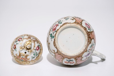 Une paire de tasses et soucoupes et un pot &agrave; lait en porcelaine de Chine d'exportation, Qianlong