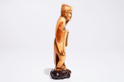 Een Chinese ivoren figuur van een man met een theepot, 18e eeuw