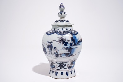 Een Delftse octagonale dekselvaas met chinoiseriedecor in blauw en mangaan, eind 17e eeuw