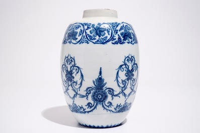 Een blauw-witte Delftse pot met ornamentaal chinoiseriedecor, eind 17e eeuw