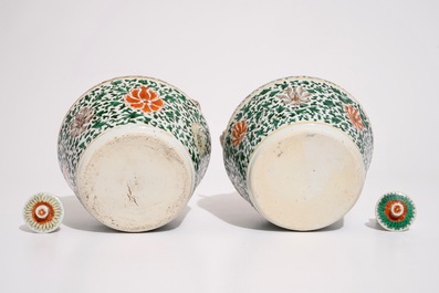 Une paire de pots &agrave; chaux en porcelaine de Chine famille verte, poss. pour le march&eacute; vietnamien, Kangxi