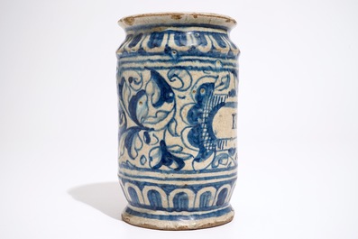 Een blauw-witte albarello in Antwerpse majolica, ca. 1580