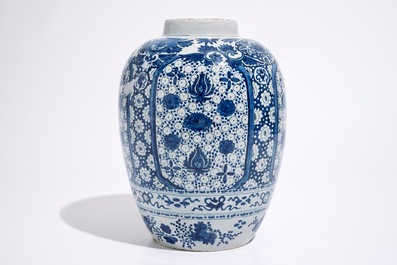 Un pot en fa&iuml;ence de Delft bleu et blanc &agrave; d&eacute;cor chinoiserie, 17&egrave;me