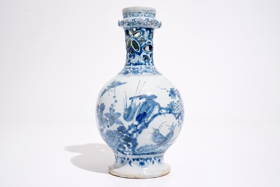 Een zeldzame Delftse blauw-witte fopkan met chinoiseriedecor, eind 17e eeuw