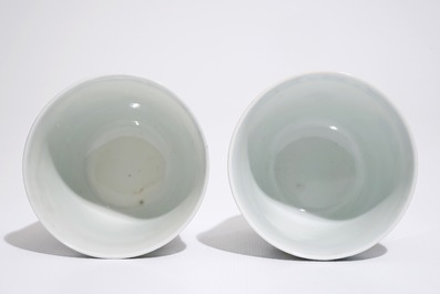 Une paire de tasses et soucoupes en porcelaine de Chine bleu et blanc et dor&eacute;, Qianlong