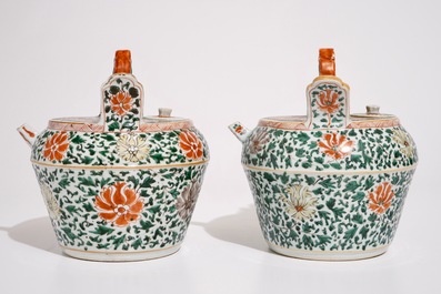 Une paire de pots &agrave; chaux en porcelaine de Chine famille verte, poss. pour le march&eacute; vietnamien, Kangxi