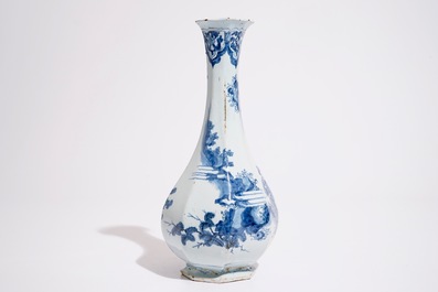 Een blauw-witte flesvormige chinoiserie vaas in Delftse stijl, Frankfurt of Nevers, 17e eeuw