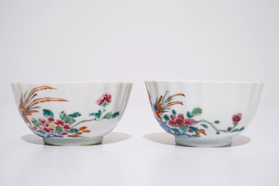 Une paire de tasses et soucoupes aux paons en porcelaine de Chine famille rose, Qianlong
