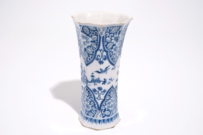 Een blauw-witte Delftse bekervaas met chinoiseriedecor, eind 17e eeuw