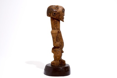 Une f&eacute;tiche Songye en bois sculpt&eacute; sur socle en bois, R.D. Congo, 1&egrave;re moti&eacute; du 20&egrave;me