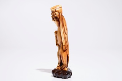 Un mod&egrave;le d'un sage portant une th&eacute;i&egrave;re en ivoire sculpt&eacute;, Chine, 18&egrave;me