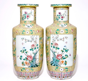 Une paire de grands vases rouleau en porcelaine de Chine famille rose sur fond jaune, 19/20&egrave;me