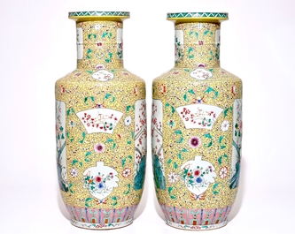 Une paire de grands vases rouleau en porcelaine de Chine famille rose sur fond jaune, 19/20&egrave;me