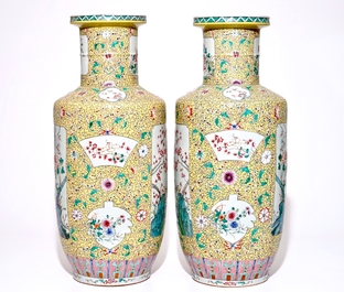 Une paire de grands vases rouleau en porcelaine de Chine famille rose sur fond jaune, 19/20&egrave;me