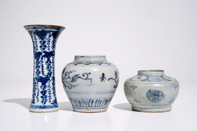 Twee Chinese blauw-witte potjes, Ming en een bekervaasje, Kangxi