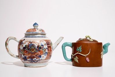 Une th&eacute;i&egrave;re surd&eacute;cor&eacute;e de type Amsterdams bont, Kangxi/Qianlong, et une en gr&egrave;s de Yixing, 19/20&egrave;me