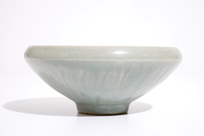 A Chinese celadon bowl with underglaze floral design, 19th C.