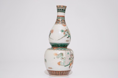 Un vase de forme double gourde en porcelaine de Chine famille verte, marque de Kangxi, 19&egrave;me