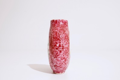 Une tabati&egrave;re en porcelaine de Chine famille rose &agrave; fond rouge rubis, 19&egrave;me