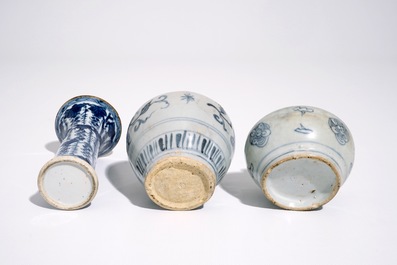Deux petites potiches en porcelaine de Chine bleu et blanc, Ming, et un vase, Kangxi
