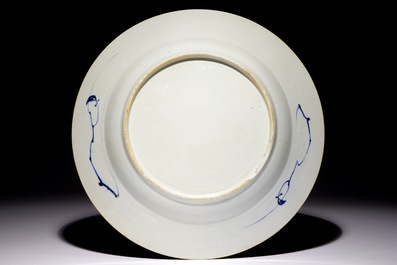 Un plat en porcelaine de Chine bleu et blanc &agrave; d&eacute;cor d'une punition, Yongzheng/Qianlong