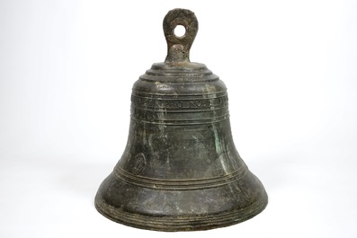 Une &eacute;norme cloche d'&eacute;glise en bronze, dat&eacute;e 1623 et avec une inscription, France