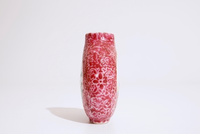 Une tabati&egrave;re en porcelaine de Chine famille rose &agrave; fond rouge rubis, 19&egrave;me