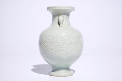 Een Chinese celadon vaas met floraal onderglazuur decor, 18/19e eeuw