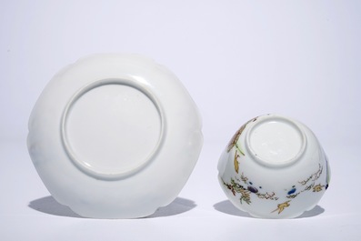 Une tasse et soucoupe en porcelaine de Chine coquille d&rsquo;oeuf &agrave; d&eacute;cor d&rsquo;un couple avec un cage &agrave; oiseaux, Yongzheng