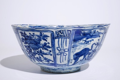 A Chinese blue and white kraak porcelain bowl with a tiger, Ming, Wanli