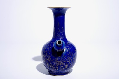 Un kendi en porcelaine de Chine &agrave; fond bleu poudr&eacute;, Kangxi