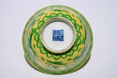 Un bol aux dragons en porcelaine de Chine &eacute;maill&eacute;e jaune et vert, marque de Jiaqing, 19/20&egrave;me