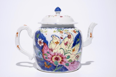 Een Chinese famille rose theepot met decor van tabaksbladeren, Qianlong