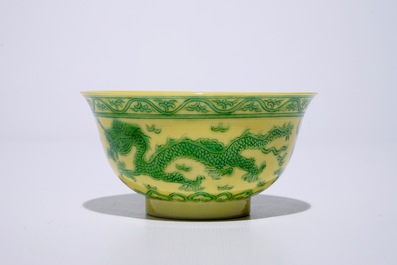 Un bol aux dragons en porcelaine de Chine &eacute;maill&eacute;e jaune et vert, marque de Jiaqing, 19/20&egrave;me