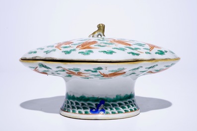 Un bol couvert sur talon en porcelaine de Chine famille verte &agrave; d&eacute;cor de grues, 19/20&egrave;me