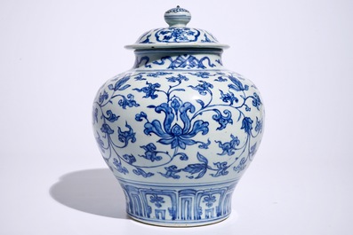 Een Chinese blauw-witte dekselvaas met pioenslingers, Ming, Wanli